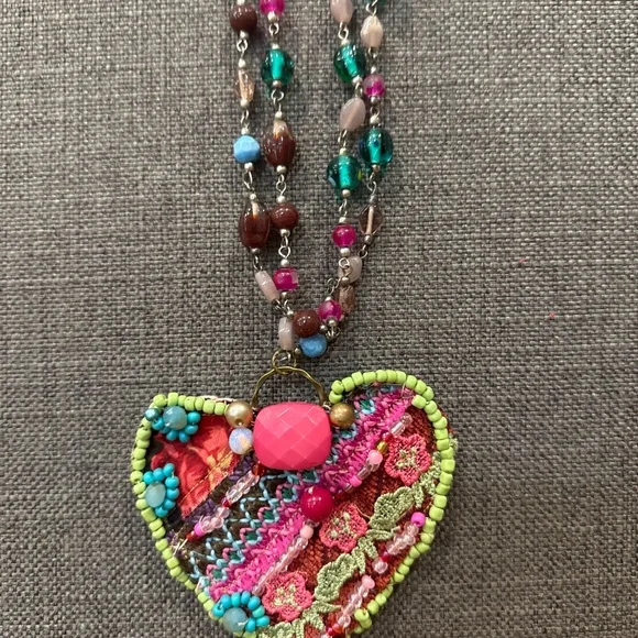 Handmade heart necklace on vintage glass chain - Picture 8 of 9